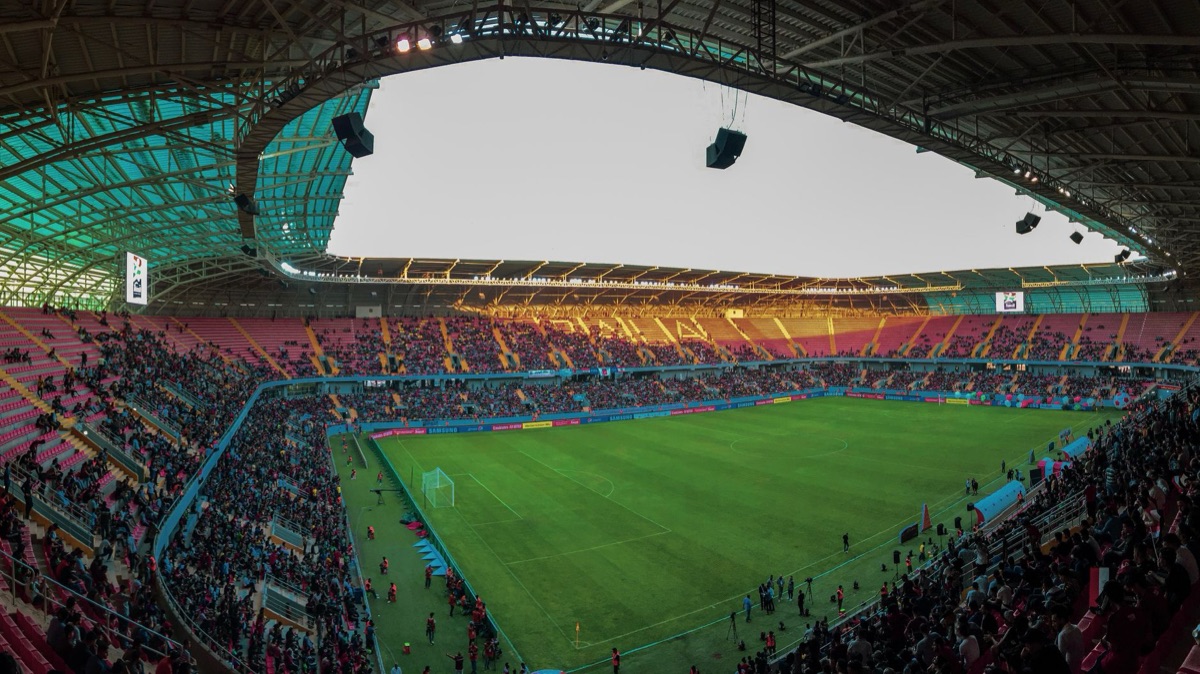 Ein beleuchtetes Fußballstadion bei Nacht