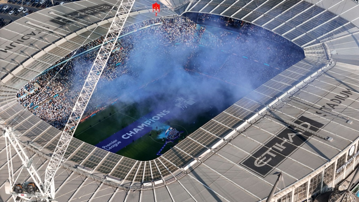 Trofeo de la Premier League sobre el césped de un estadio