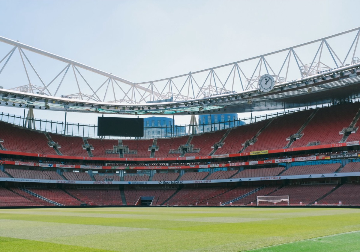 Le trophée de la Premier League sur une pelouse de stade