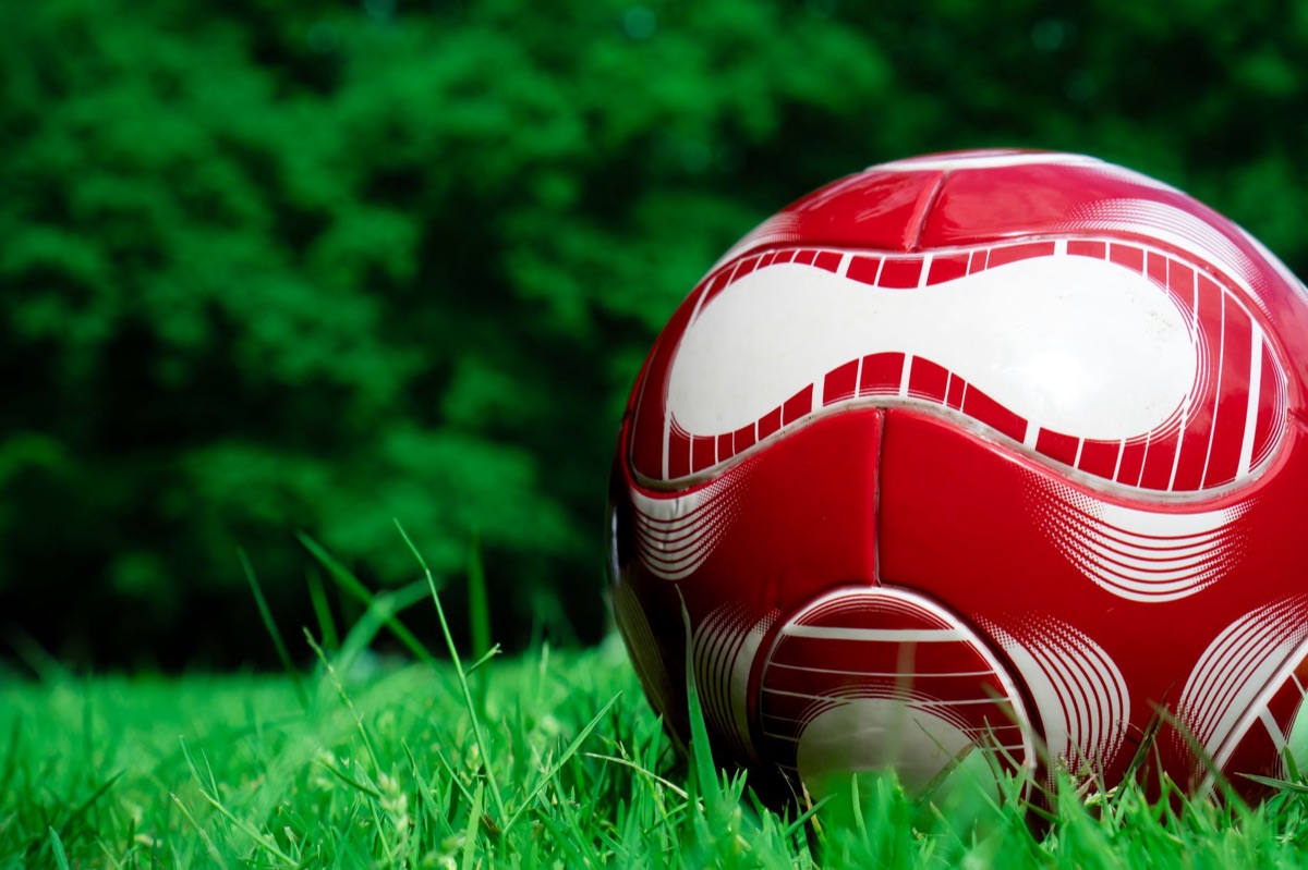 Nahaufnahme eines Fußballs auf grünem Rasen