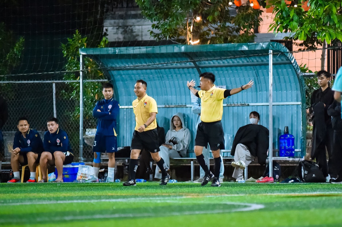 Spielerbesprechung am Spielfeldrand