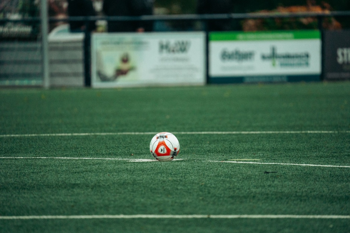 Ballon de match et herbe