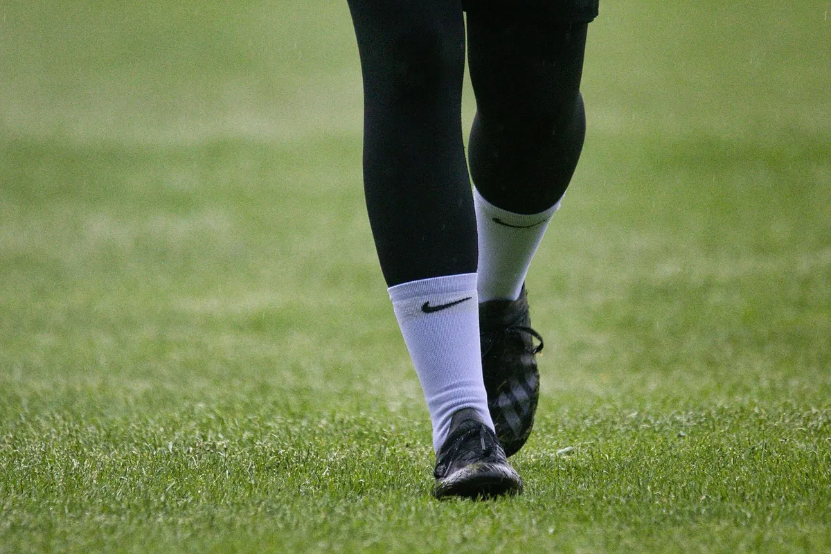 여자 축구, 발, 신발, 축구, 축구, 훈련, 축구สนาม, 달리기, 경기, 선수, 스포츠, 번데스리가, 자연, 급하게, 흙,สนาม, 축구 s