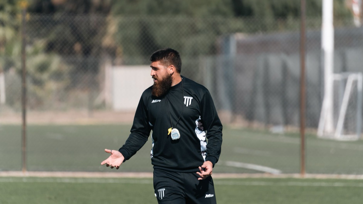 treinador de futebol com quadro branco