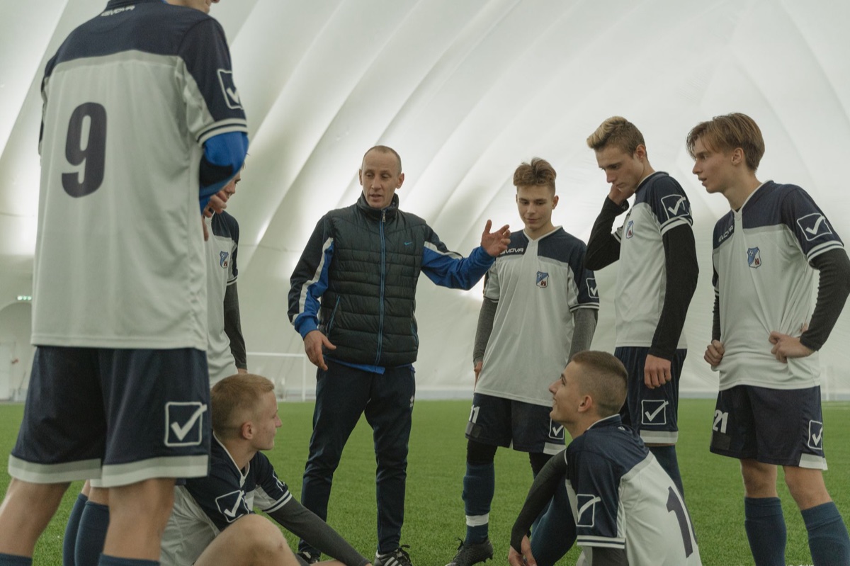 entrenador de fútbol analizando datos