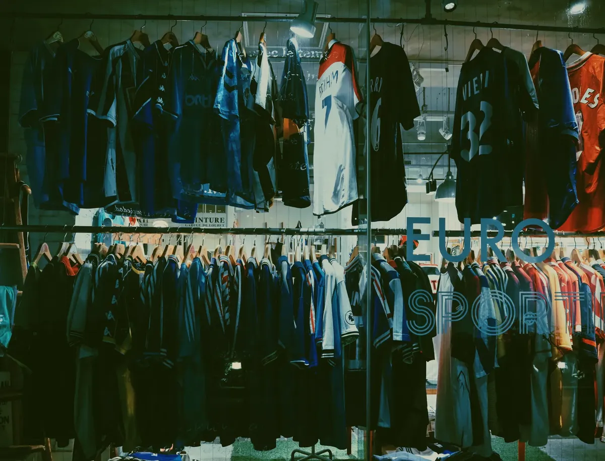 多款足球球衣在東京服裝店展示，呈現熱鬧的購物場景。